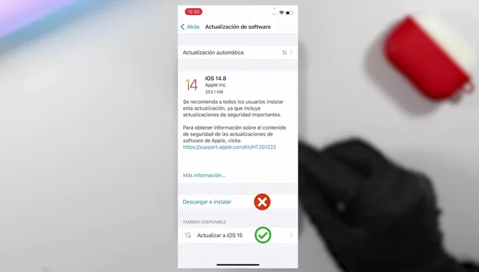 Seleccionar iOS 15 e iniciar la descarga: Omite actualizaciones anteriores para instalar directamente iOS 15.