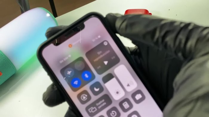 Ir a Configuración > General > Información: Aquí se verifica la versión iOS actual.